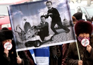 Митинг у Медеуского суда. Фото Ивана Беседина